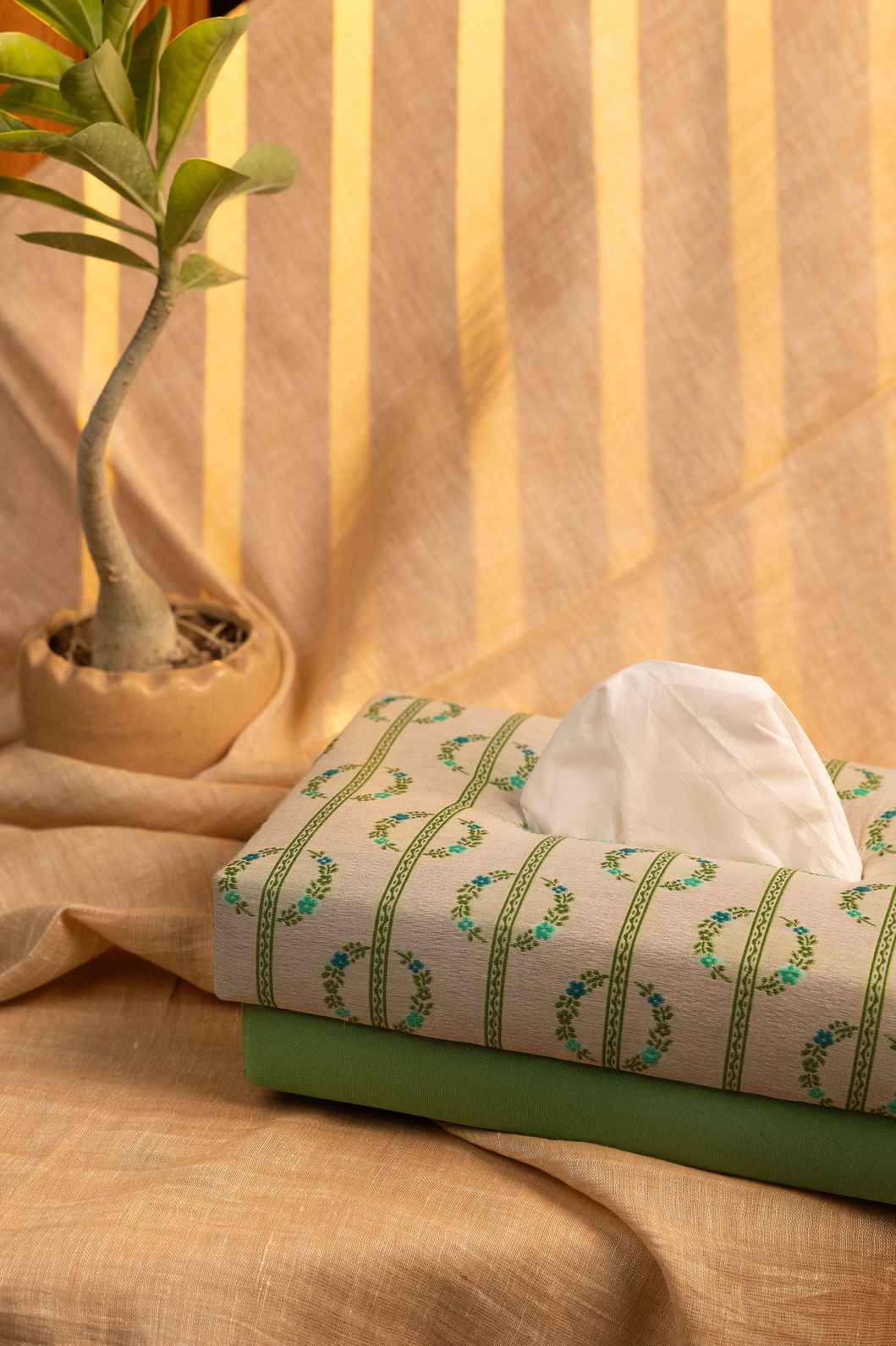 Leafy Elegance – Eco-Friendly Handcrafted Tissue Holder