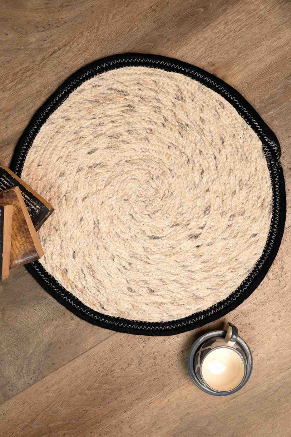 Midnight Edge – Round Handwoven Cotton Rug