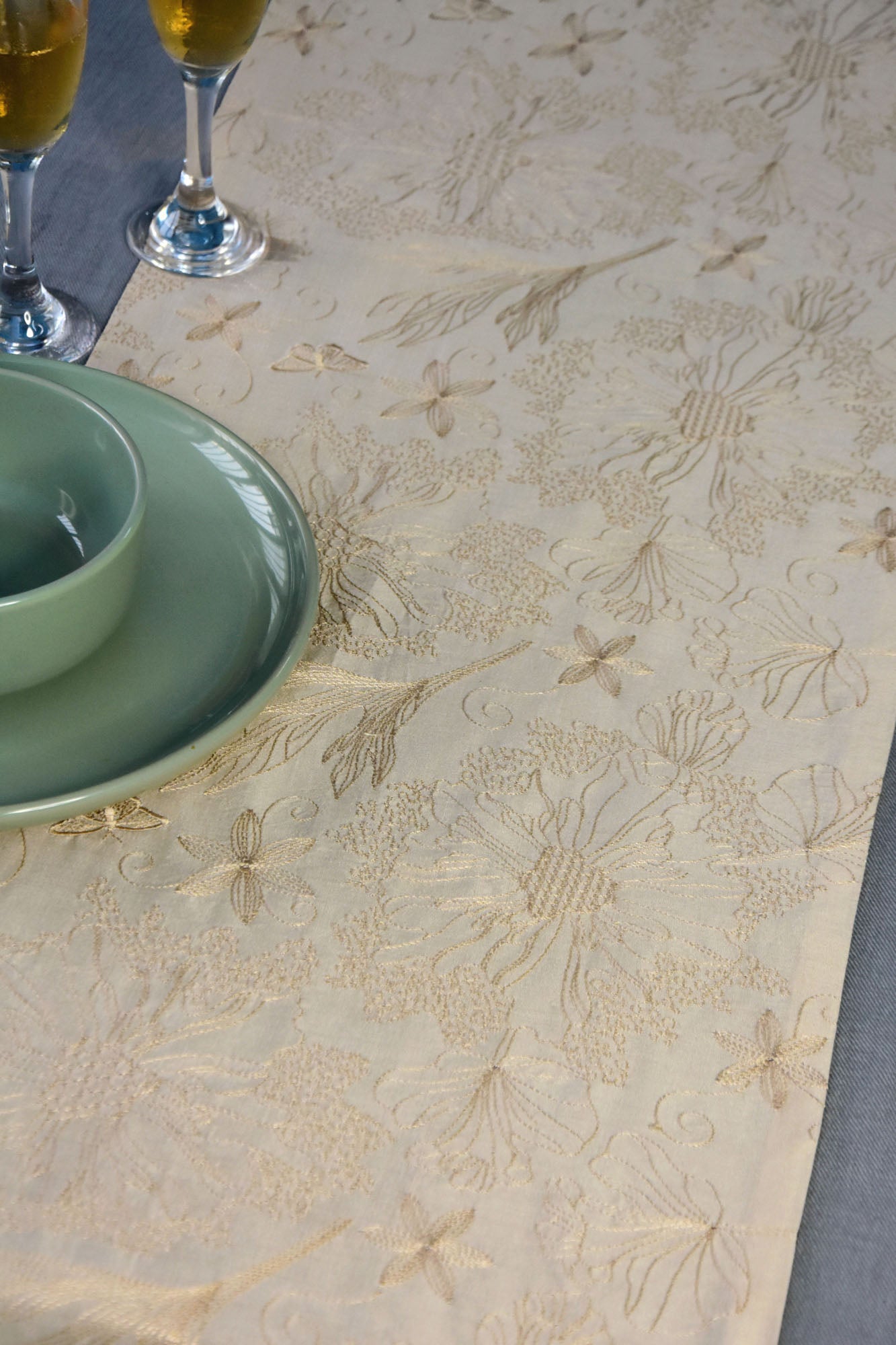 Elegant Bliss Table Runner