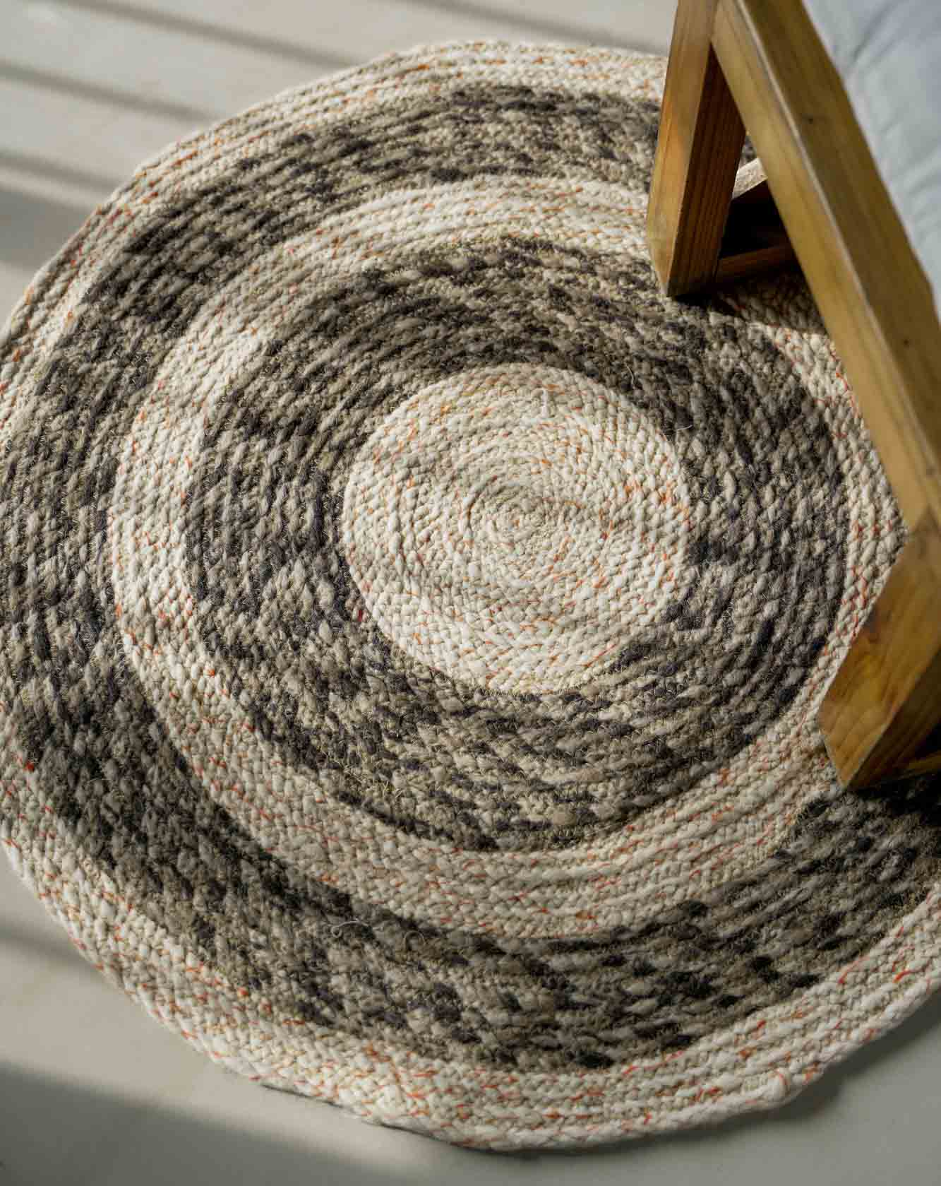 Coastal Comfort: Relaxed Living with Woolen Rugs