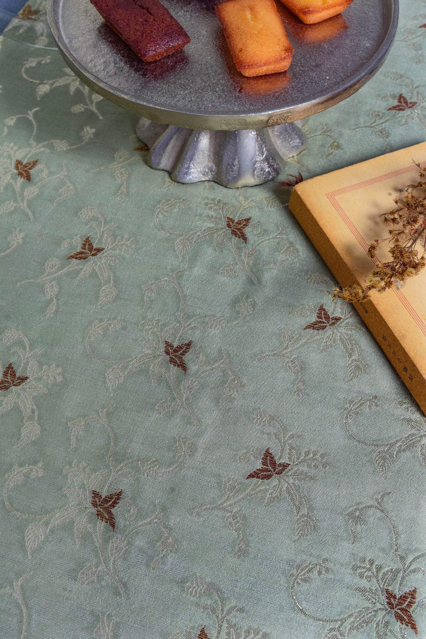 Sivila Table Runner